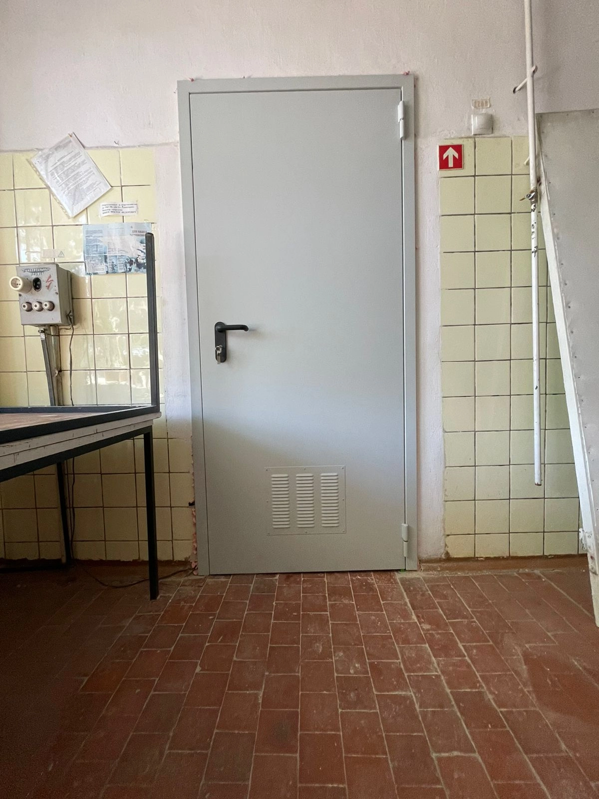 Установка противопожарной двери с вент. решеткой г. Евпатория